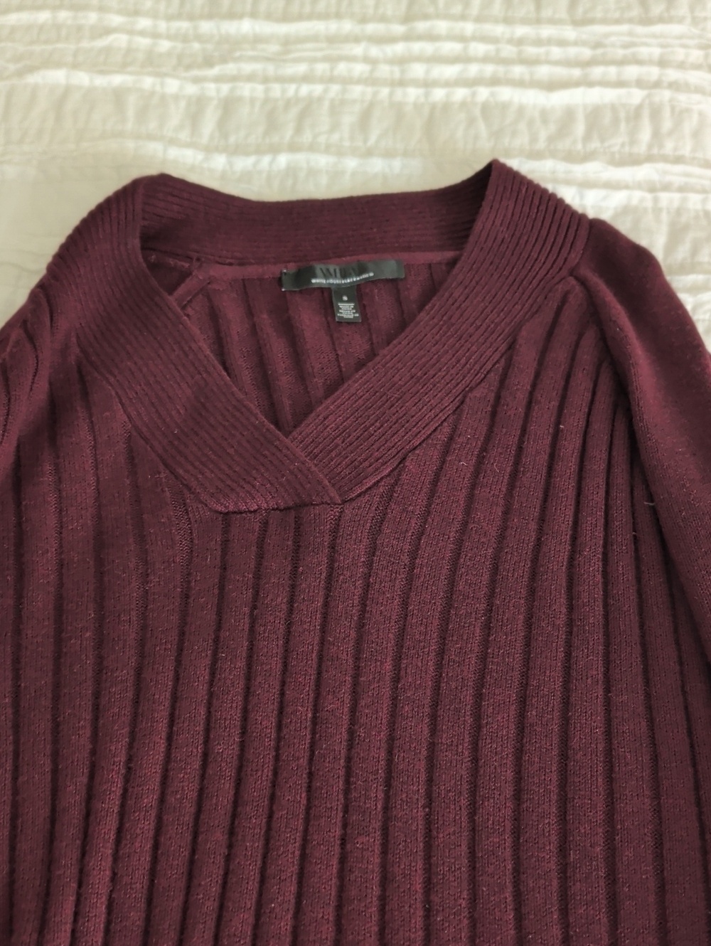 White House Black Market Ribbed V-Neck Sweater in Burgundy Small